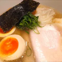 【TRYラーメン大賞2021-2022 新店・しょうゆ部門 5位】 
支那蕎麦 澤田 
白醤油支那蕎麦 (950円) 
＋肉·海老ワンタン各1 (130円) 
＋白ご飯 (100円) 
＠新宿御苑前3分 
(JR新宿駅から徒歩15分) 
25024
〈醤11塩3噌󠄀4タ1昆2出1F2冷0〉