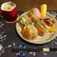 ロールパントーストサンドイッチ、甘海老唐揚げ、沢庵、ホットコーヒー牛乳、バナナ(朝ご飯)|enarinさん