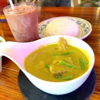 Yellow curry with rice and chicken| skyblueさん