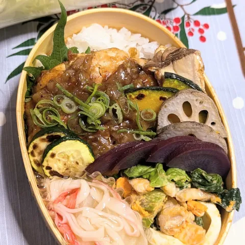 「プラス糀 生塩糀パウダー黒胡椒ブレンド150g」を使ってみたSnapdishの料理・レシピ写真:本日のお弁当〜玉ねぎと鶏むね肉の油淋鶏弁当