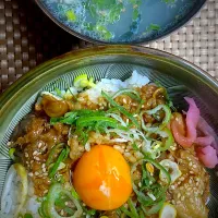 牛カルビ丼|すくらんぶるえっぐさん