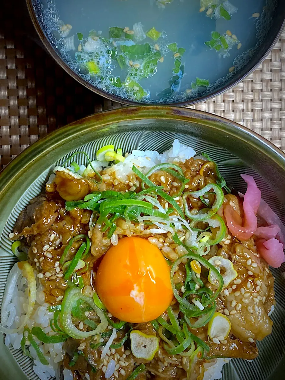 牛カルビ丼|すくらんぶるえっぐさん