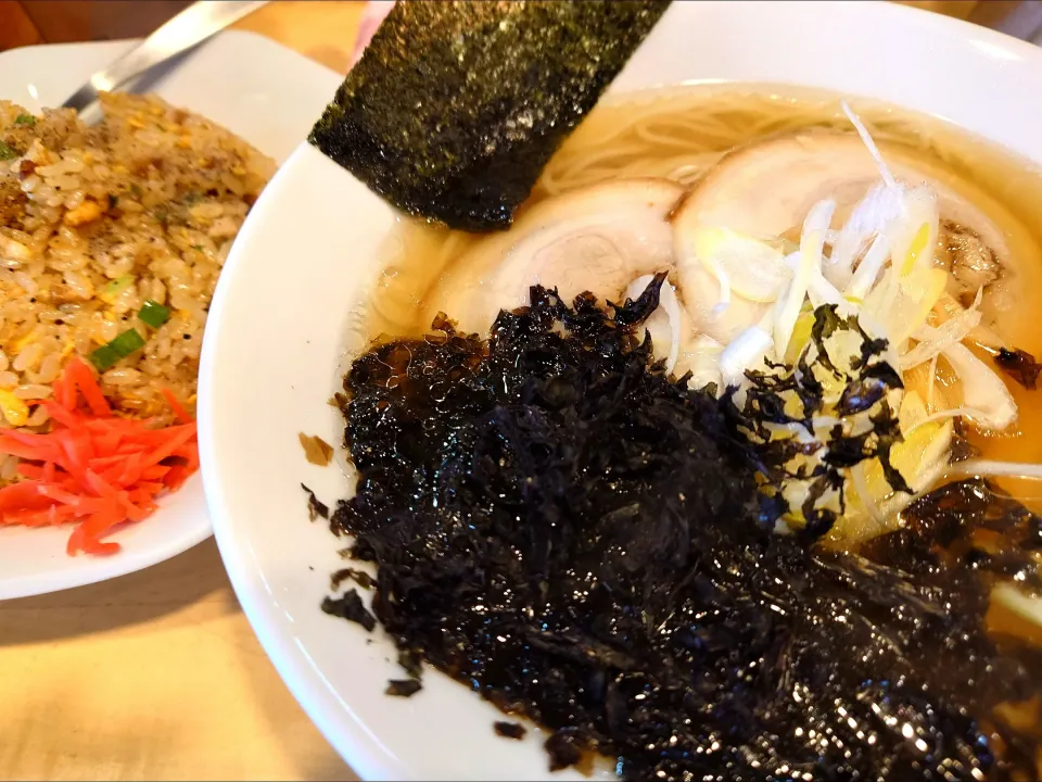 【TRYラーメン大賞2019 - 20 新人賞 にぼし部門1位】 
新潟中華そば うめ川 
ラーチャン (煮干中華そばと半炒飯
のセット、1,300円) 
＋岩のり (うめ川Tシャツ着用で無料) 
@板橋区役所前5分 
(赤羽から徒歩40分) 
25026
〈醤12塩4噌󠄀4タ1昆2出1F2冷0〉|大脇さん