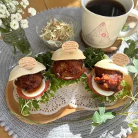 1/26❤︎うちカフェ☕️お昼ごはん
ヤンニョムチキン北海道はちみつロールパンサンド🥪

・ヤオコープチパンシリーズ
・北海道はちみつロール
・ヤンニョムチキン
・半熟たまご
・リーフレタス.キャベツコールスロー.トマト
・グリーンサラダ🥗|Makinsさん