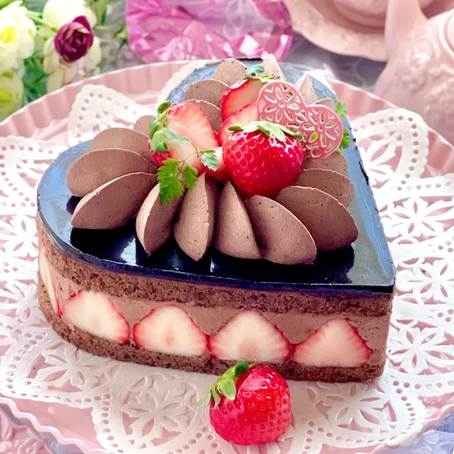 Snapdishの料理・レシピ写真:苺のチョコムースグラサージュケーキです🍓🍫❤️｜まるっとホールで♡手作りバレンタインケーキ特集！！