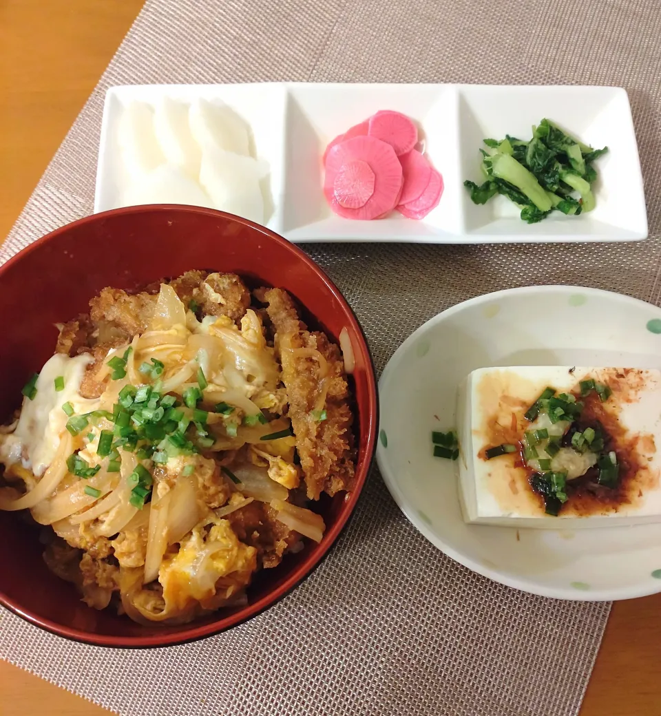 ☆カツ丼　☆冷奴　☆漬け物3種|chikakoさん