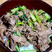 ☆牛肉と小松菜の焼肉のたれ炒め丼| まぁたんさん