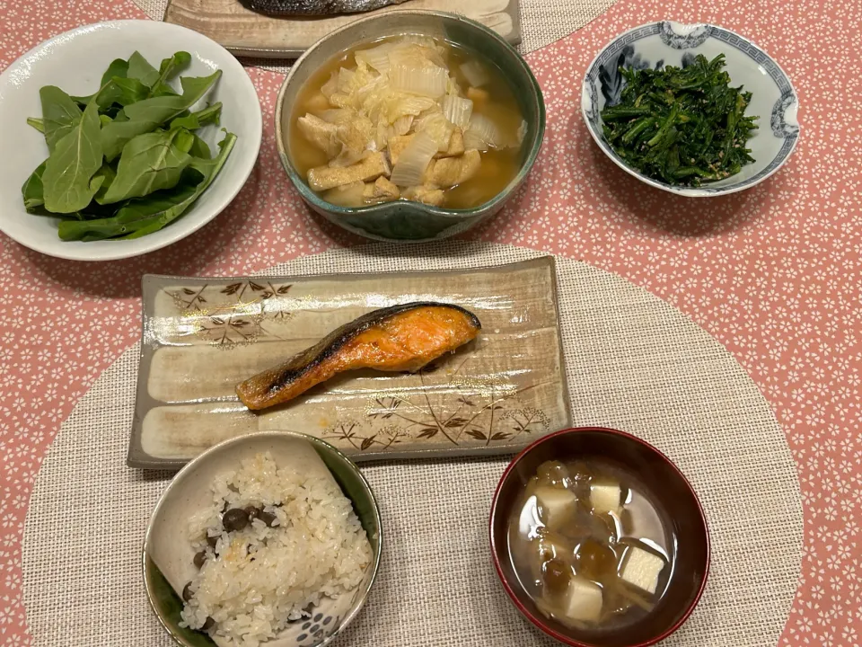 むかごご飯、焼き鮭、なめこ汁、春菊の胡麻和え、白菜の旨煮|amiさん