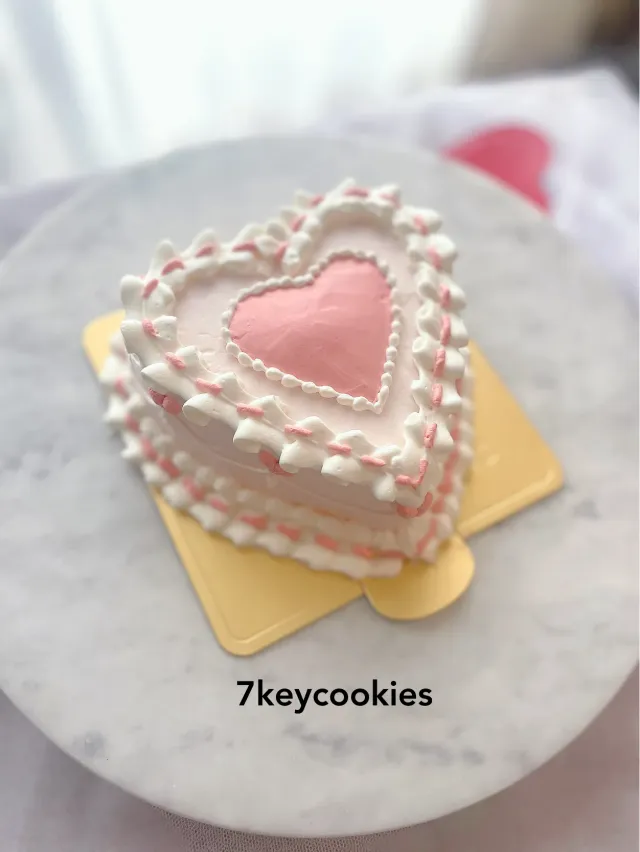 Snapdishの料理・レシピ写真:バレンタインハートのフリルケーキ｜まるっとホールで♡手作りバレンタインケーキ特集！！