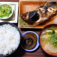 朝ごはん（ごはんは千葉県産コシヒカリ、カサゴの塩焼き、納豆、かぶと油揚げのみそ汁、金婚漬）|Mars＠釜飯作り研究中さん