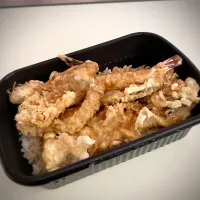 現在入院中で、病院近くにある「天丼はなぶさ」で天丼にふぐ天追加をテイクアウェイ。さっくりサクサクの名店です😋👍🎵|ギムレットさん