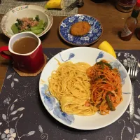 明太子クリームパスタ、自家製ナポリタン、野沢菜漬け、コロッケ、ホットコーヒー、バナナ(昼飯)|enarinさん