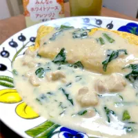 チキンとほうれん草のクリームソースオムライス🍳 𓈒𓂂𓏸|さくらさん