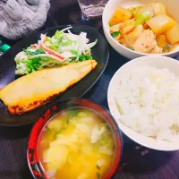 ごはん、高野豆腐と豆苗のかき玉汁、塩サバ、白菜とカニカマの柚子胡椒マヨサラダ、鶏と大根の煮物|サトリさん