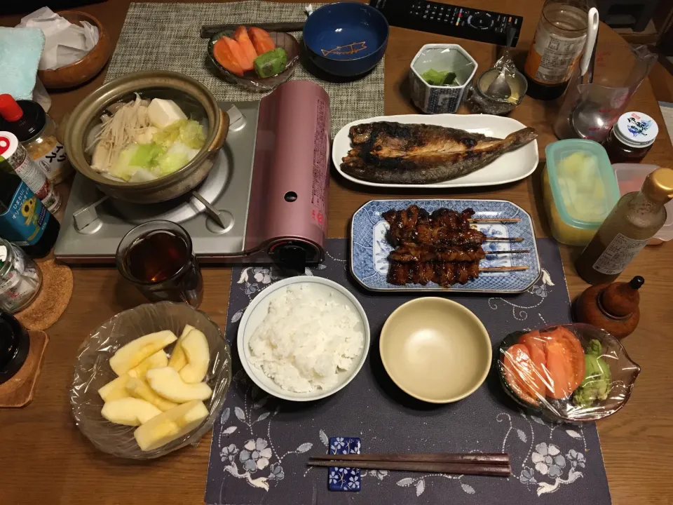 ご飯、きのこ鍋、稚内の真ほっけ焼き、鶏モモ串、鶏皮串、トマト＆アボカドサラダ、野沢菜漬け、黒酢ニンニク、辛子明太子、烏龍茶、りんご(夕飯)|enarinさん