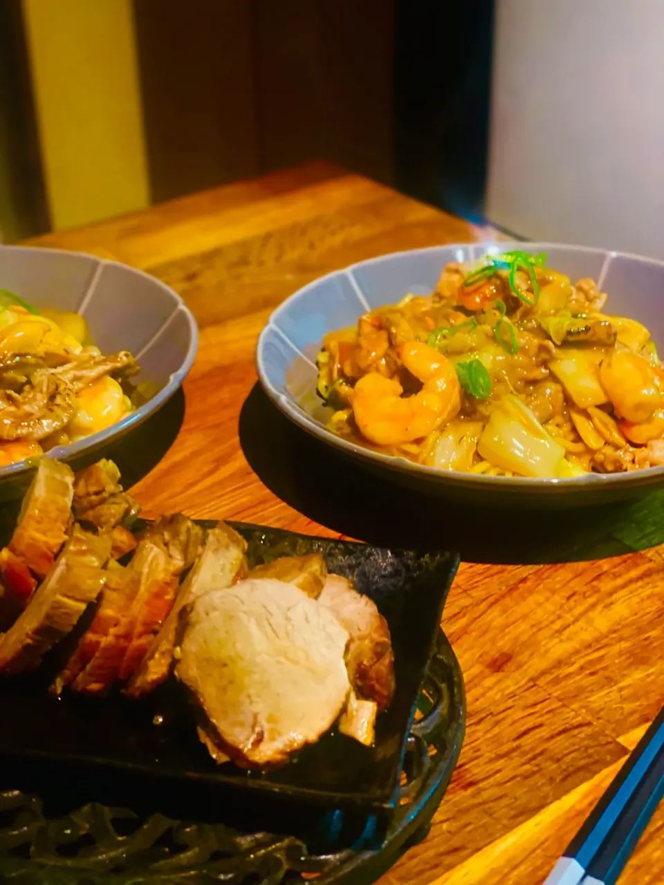 Dinner ! Dinner 
It’s the New Year had a little fun 
Fresh Noodle Chow Mien (vegetables , scallops, Prawns)
With homemade Chashu. (Pork) 
#chashu. #chow-mien #h|Emanuel Hayashiさん