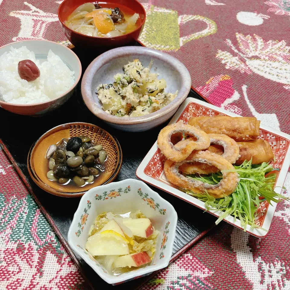 grandmaの晩ごはん☆ 今夜はオカラを…ヒジキのきんぴらと油揚げの甘煮で…春巻きとイカのリング揚げで…頂きます|kaoriさん