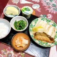 grandmaの晩ごはん☆ 今夜はカレイの煮付けに焼き豆腐とおネギを…ほうれん草のゴマ和え…大根のキムチ和えで頂きます|kaoriさん