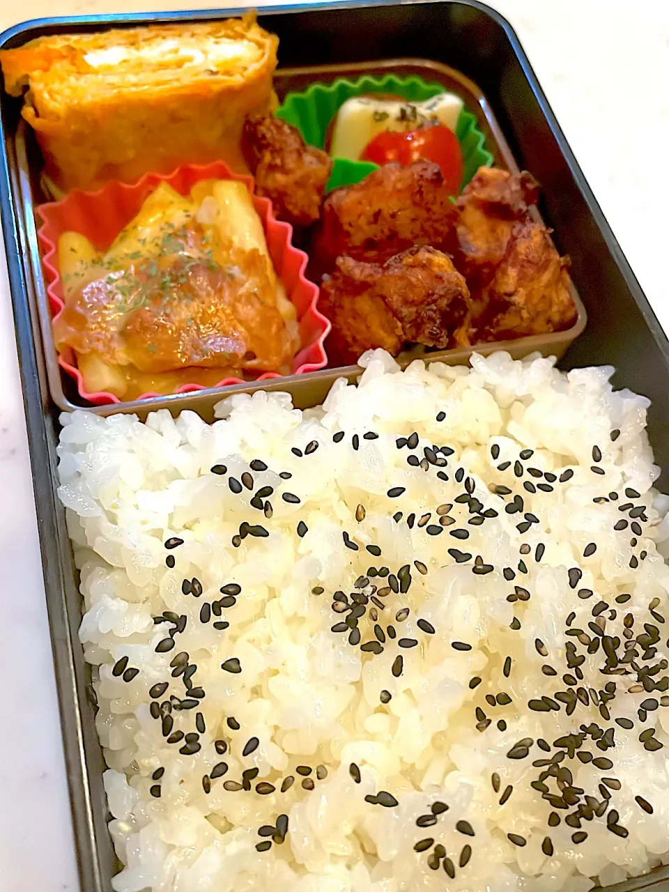 おっさん弁当　唐揚げ　グラタン　卵焼き　カプレーゼ|ひげおやじさん
