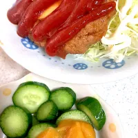 ハンバーグ、酢味噌がけキュウリ