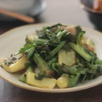 春菊とたらとじゃがいもの魚醤炒め|ちいさなしあわせキッチンさん