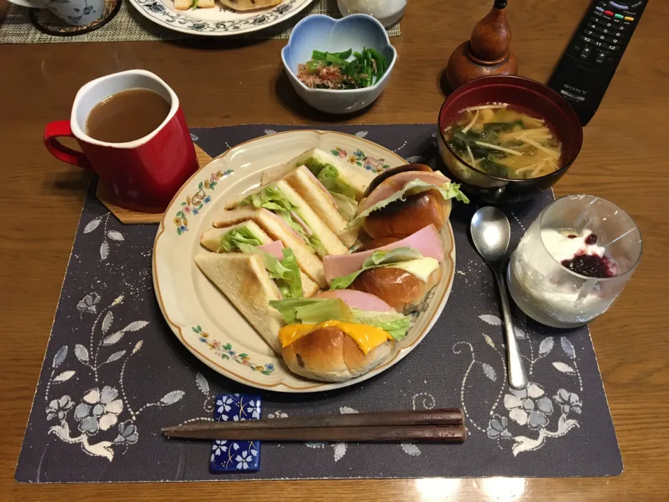 レーズンロールパントーストサンドイッチ、トーストサンドイッチ、ほうれん草のお浸し、味噌汁、ホットコーヒー、バナナ＆カシスジャムヨーグルト(昼飯)|enarinさん