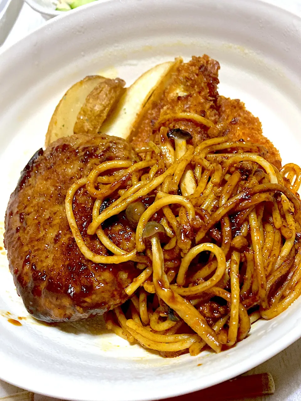 デミグラスソースハンバーグ、パスタ、ポテト、フライ、ミニサラダ|Ayaさん