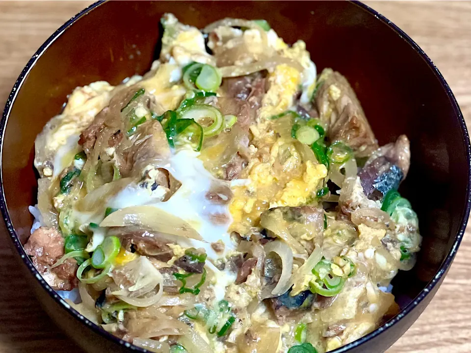 ☆さば味噌缶で卵とじ丼|まぁたんさん