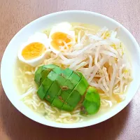 塩ラーメンにもやしとアボカドと卵のせて| ナナさん