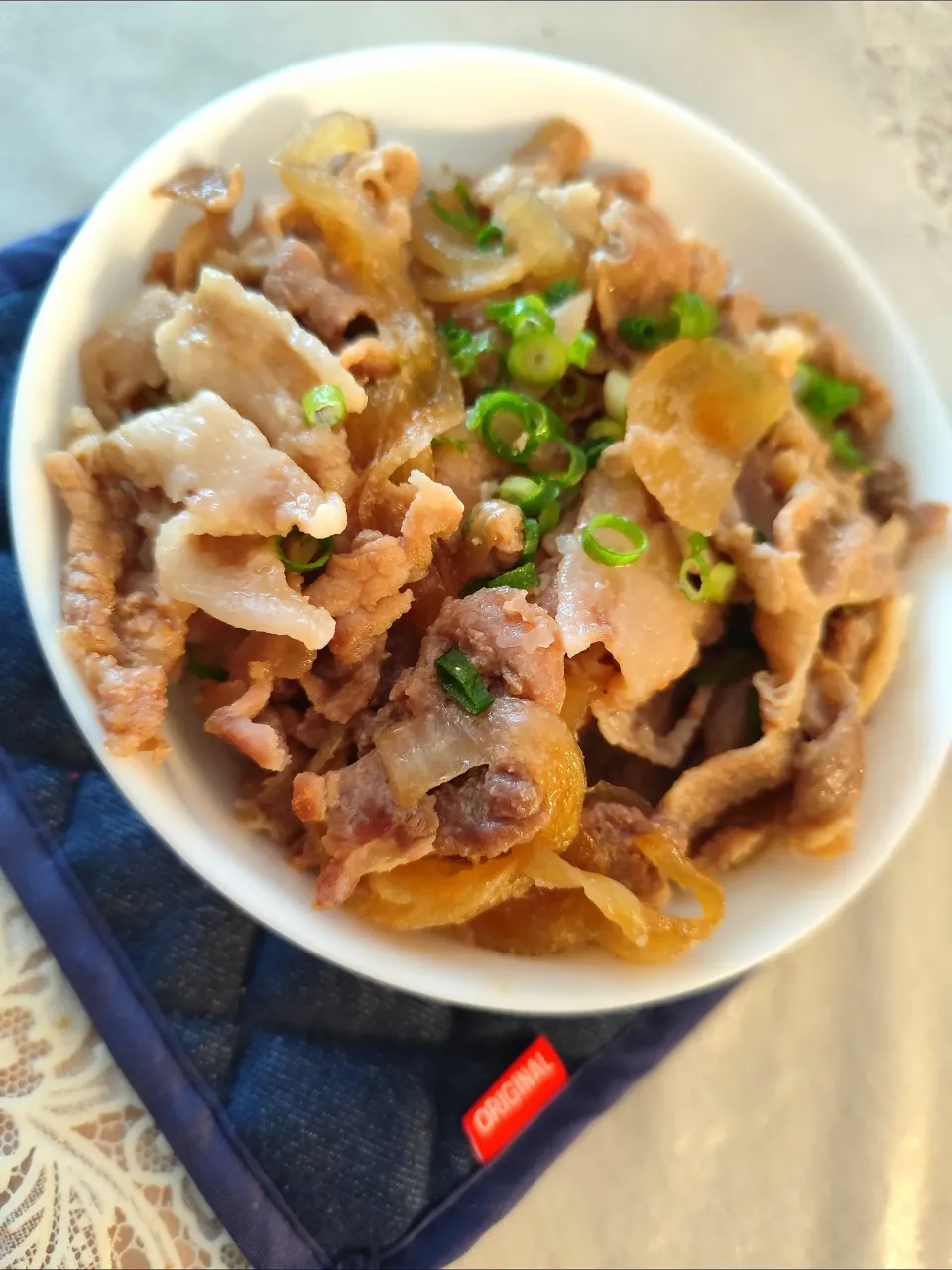 息子の昼、豚丼(十勝豚丼のたれ、酒で玉ねぎと蒸し焼き)|m.rafuさん