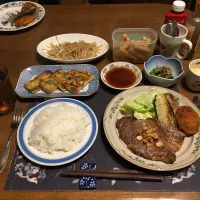 ご飯、ビーフステーキ、ナス＆じゃこ天ソテー、揚げ焼きコロッケ、チヂミ、もやし炒め、レタス、ほうれん草のお浸し、たたきごぼう、烏龍茶、バナナ、手作りプリン(夕飯)|enarinさん