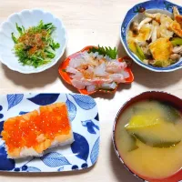 2025 0129　サクラマスといくらの棒寿司　お揚げとぶなしめじのみぞれ煮　水菜のおひたし　鯛のお刺身　さつまいもとわかめのお味噌汁|いもこ。さん