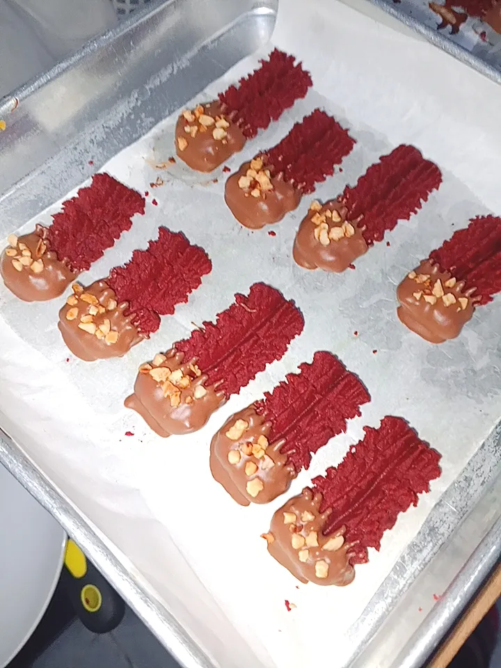 Red Velvet Dip Chocolate With Almond Cookies.|Queen_Surieさん
