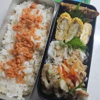 ☆高校生弁当☆もち麦入りごはん、鮭、牛蒡甘辛、シラス葱卵焼き、焼売、切干大根、竹輪磯揚げ、キリスティック|ｼｮｺﾗさん