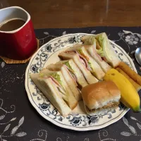 トーストサンドイッチ、チョコホイップクリームパン、たたきごぼう、ホットコーヒー、バナナ(朝ご飯)|enarinさん