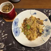 牛肉炒飯、ほうれん草のお浸し、カットワカメ＆フライドガーリック＆フライドレッドオニオン入りタマネギスープ(昼飯)|enarinさん