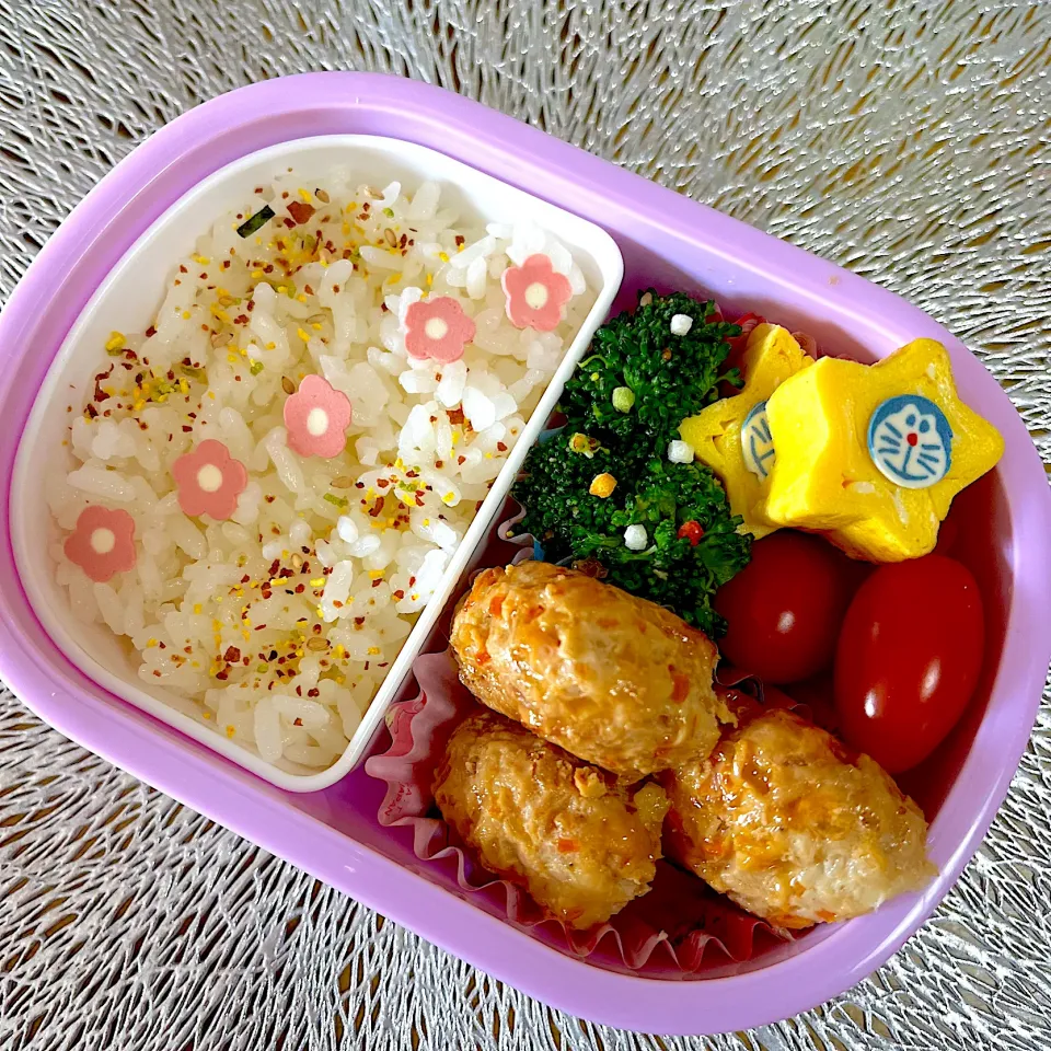 (1/30)年少さんのお弁当🍱　今日はにんじんと玉ねぎたっぷりのつくねです。|Kahoさん