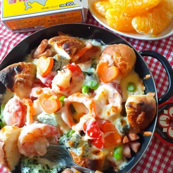 Snapdishの人気料理写真:ホワイトソースでパングラタン🍅🎃🥦🦐