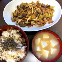 きのこの炊き込みご飯　ナスとキノコの肉炒め　豆腐の味噌スープ