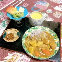 grandmaの晩ごはん☆ 寒さが一段と厳しい！
今夜はカレー🍛
酒粕入りのカレーです
体が温まりますよ
頂きます|kaoriさん