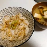 炙りえんがわ丼＆足つきなめこの味噌汁|ちりさん