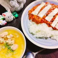 ひき肉とキノコのトマトチーズカレー、白菜と鶏肉のコンソメスープ|サトリさん