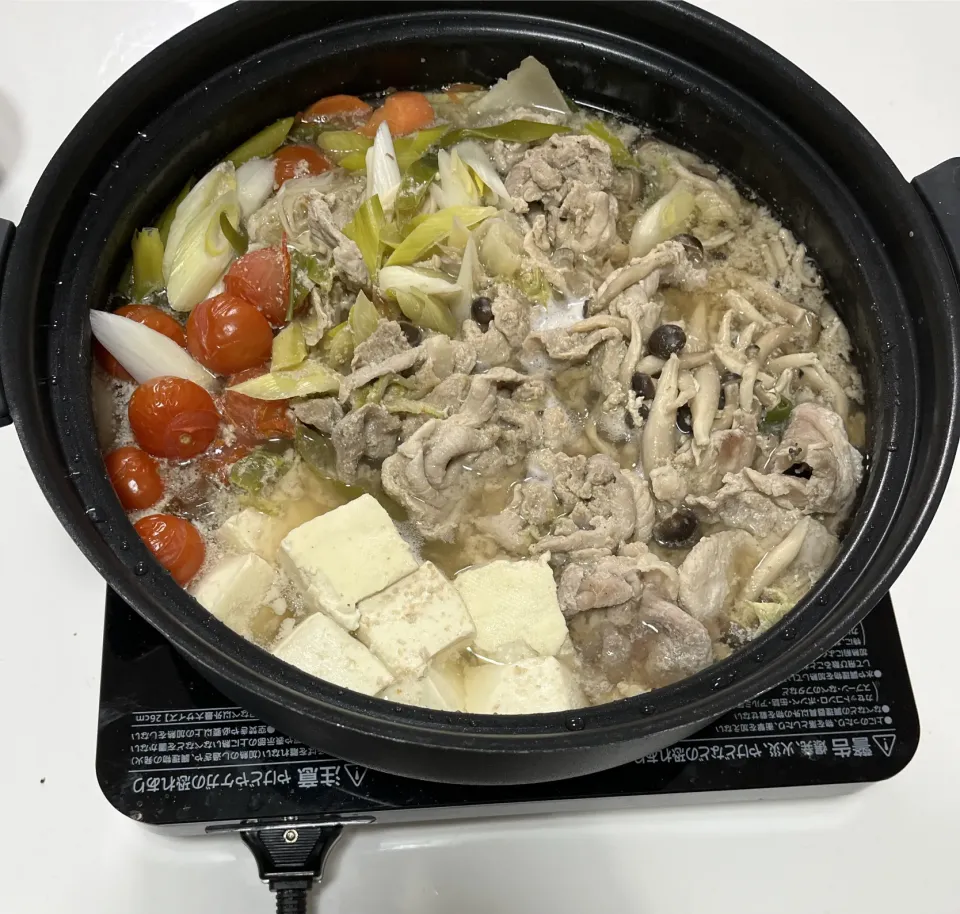 晩御飯☆ごま豆乳鍋。豚こま・鍋野菜セット・椎茸・しめじ・長葱・えのき・プチトマト・鍋豆腐。〆は雑炊|Saharaさん