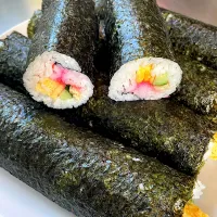 我が家の安上がり恵方巻き。厚焼き玉子、おいなりさん、きゅうり、カニカマ、桜でんぶ。5食巻です。|abekoさん