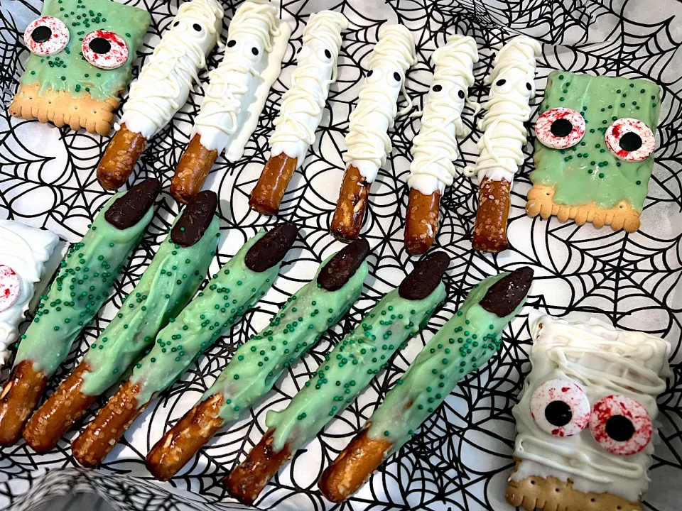ハロウィン　プレッツェルとビスケットのおばけ風|zさん