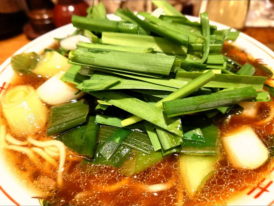 【2/15頃までの限定】 
渡なべ 
ネギそば 醤油 (1,100円)
＋ニラトッピング (100円)
＋大盛 (100円)
@高田馬場7分、西早稲田 
25032
〈醤17塩5噌󠄀4タ1昆2出1F2冷0〉|大脇さん