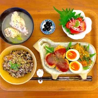 梅とひじきの炊き込みご飯と手羽元の塩スープのおぼんごはん|すずさん