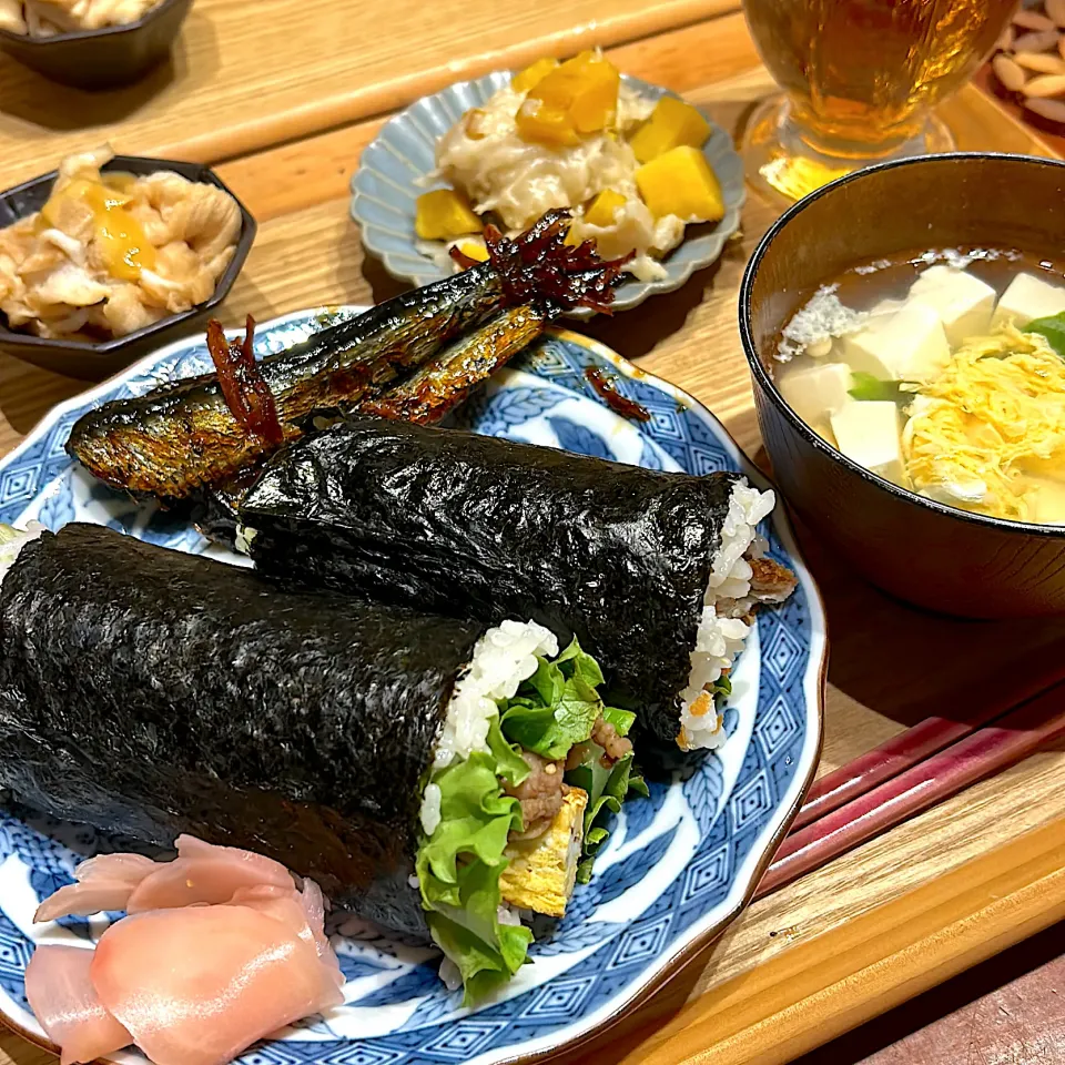 牛肉時雨の巻き寿司　　　　　　　　　　　　　　とんかつの巻き寿司で恵方巻き👹　　　　　　　いわしの生姜煮と　　　　　　　　　　　　　　てづくり鬼まんじゅうも一緒に　　　　　　　　節分の日のごはん|mokoさん
