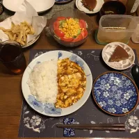 麻婆豆腐ライス、フライドポテト、トマトとレタスとスイートコーンのごまドレッシングサラダ、野沢菜漬け、たたきごぼう、烏龍茶、手作りバナナチョコケーキ(夕飯)|enarinさん