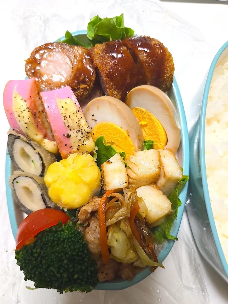 豚ロースの魚肉ソーセージ巻き弁当🍱|みみさん